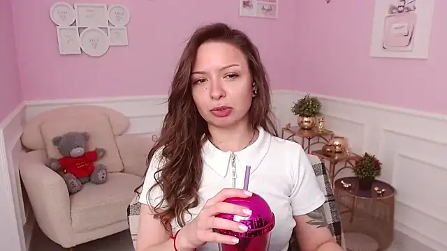 LucySkilar online show from April 9, 2026, 4:03 am