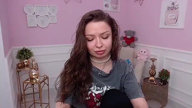 Snapshot of LucySkilar chatting on February 3, 2026, 6:33 am LucySkilar online show from February 3, 2026, 6:33 am