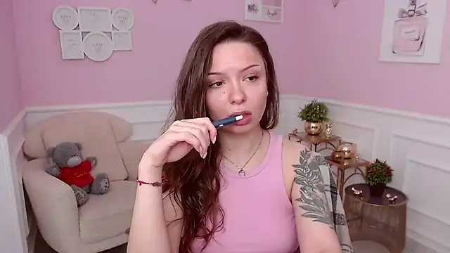 LucySkilar online show from April 3, 2026, 4:08 am