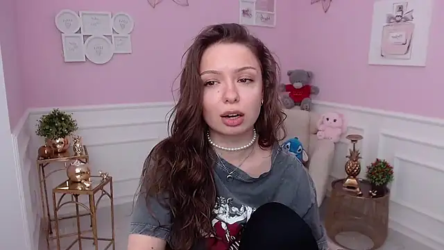 Snapshot of LucySkilar chatting on February 3, 2026, 6:40 am LucySkilar online show from February 3, 2026, 6:40 am