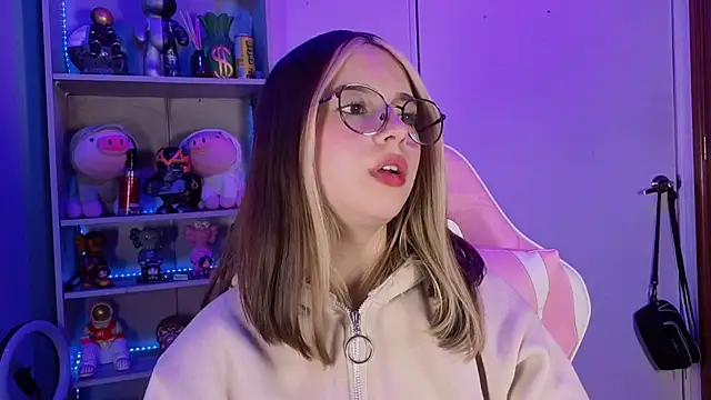 EmilyMiller  online show from September 26, 2025, 5:20 pm