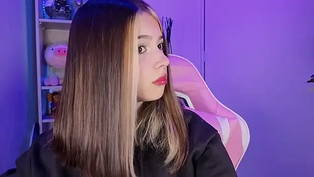 EmilyMiller  online show from October 14, 2025, 5:13 pm