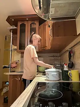 Snapshot of Crayzy_Luv chatting on February 10, 2025, 1:22 pm Crayzy Luv online show from February 10, 2025, 1:22 pm