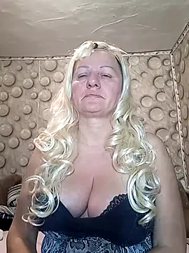 FameLara online show from April 6, 2026, 10:55 pm