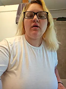 SweetCrazyKay online show from May 3, 2026, 4:43 pm