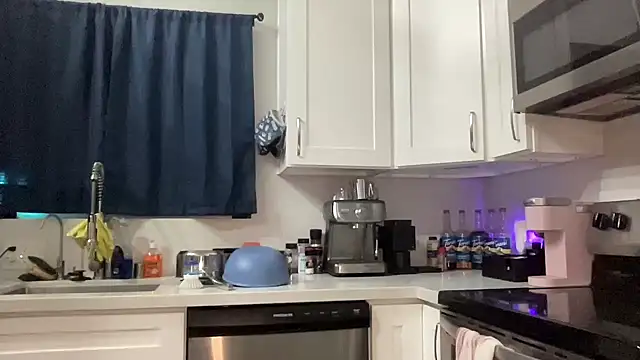 NatalieKneals online show from April 25, 2026, 3:09 am