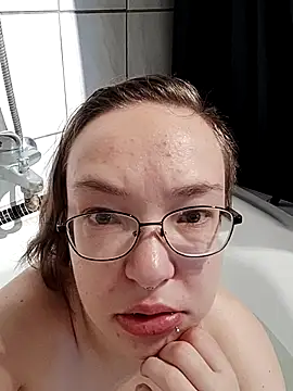 Isabella Geney online show from November 19, 2025, 12:38 pm