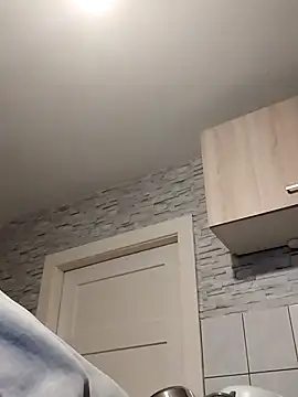 Isabella Geney online show from December 17, 2025, 2:44 pm