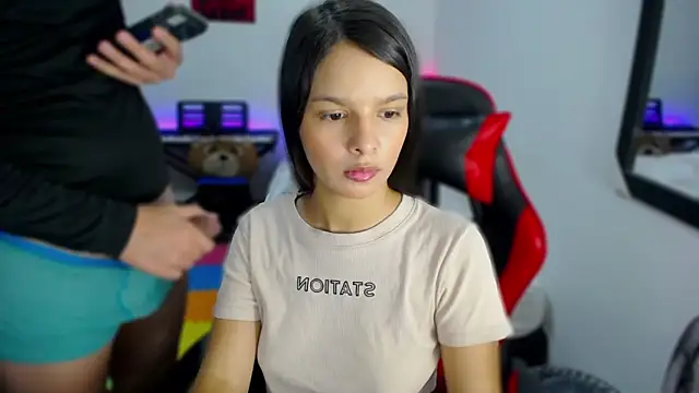 jessi and boy online show from October 18, 2025, 3:47 pm