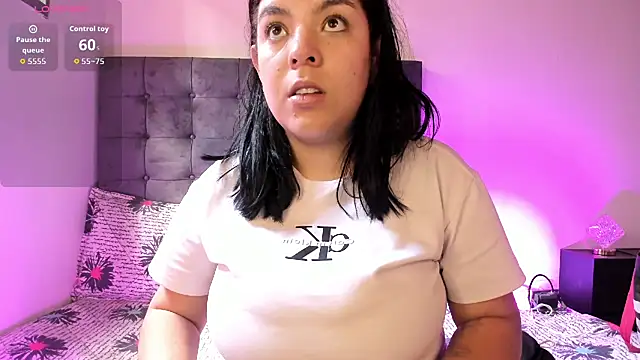 Kylie2211 online show from November 19, 2025, 5:24 pm