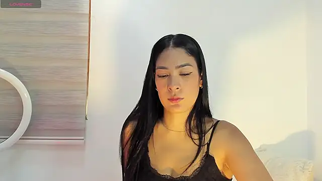 Snapshot of bella_hadid1_ chatting on June 3, 2026, 3:06 pm bella hadid1 online show from June 3, 2026, 3:06 pm