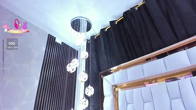 SarayRoyse online show from April 5, 2026, 7:42 pm