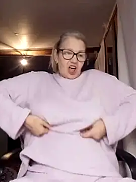 Snapshot of irinamaux chatting on November 3, 2025, 7:24 am irinamaux online show from November 3, 2025, 7:24 am