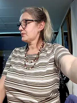 Snapshot of irinamaux chatting on October 21, 2025, 5:01 pm irinamaux online show from October 21, 2025, 5:01 pm