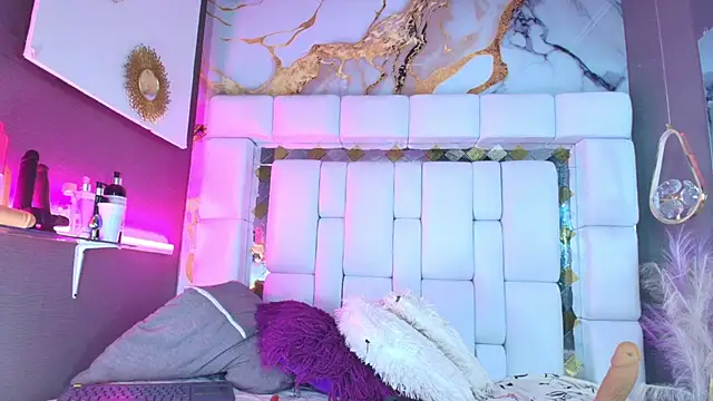 emily madrid online show from December 5, 2025, 5:50 am