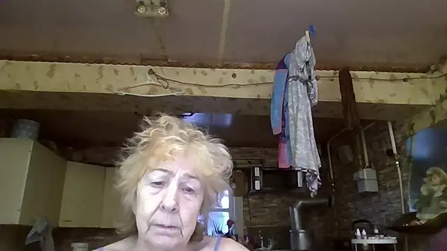 Snapshot of _Estelitta_5 chatting on December 21, 2025, 11:01 am Estelitta 5 online show from December 21, 2025, 11:01 am