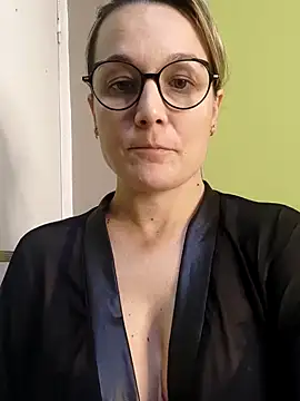 Snapshot of marinella07 chatting on December 6, 2024, 1:06 pm marinella07 online show from December 6, 2024, 1:06 pm