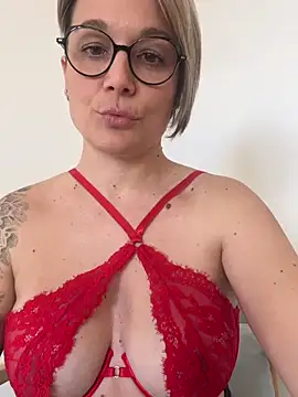 Snapshot of marinella07 chatting on March 3, 2025, 9:02 am marinella07 online show from March 3, 2025, 9:02 am