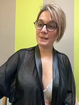 Snapshot of marinella07 chatting on February 15, 2025, 12:33 pm marinella07 online show from February 15, 2025, 12:33 pm