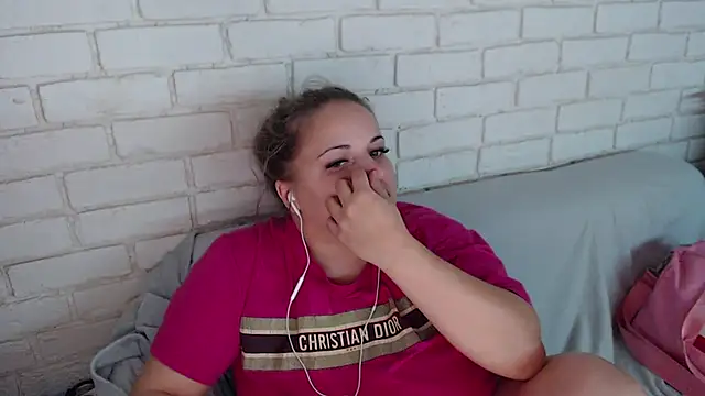 Crazyy girl  online show from November 19, 2025, 3:45 pm