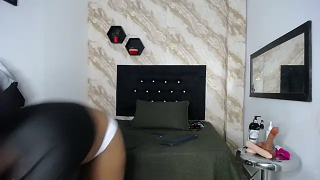Snapshot of issa__love chatting on June 4, 2026, 12:43 pm issa love online show from June 4, 2026, 12:43 pm