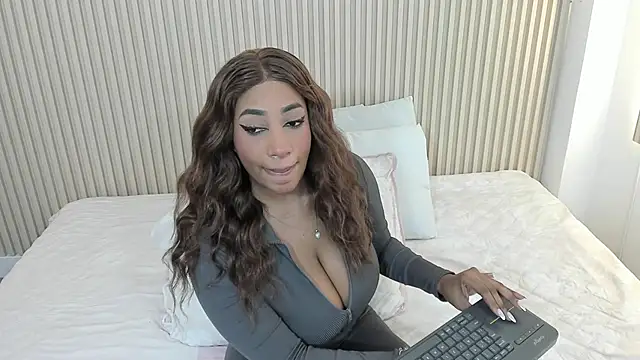 charlottebrowns  online show from April 16, 2026, 12:17 pm