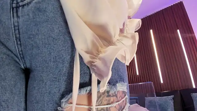 ArianaBaker online show from December 19, 2025, 1:35 pm