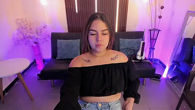 ArianaBaker online show from December 18, 2025, 1:37 pm