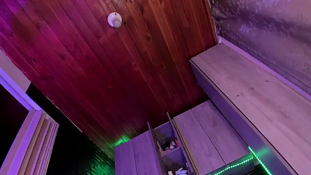 LaureenHills online show from April 9, 2026, 2:13 am