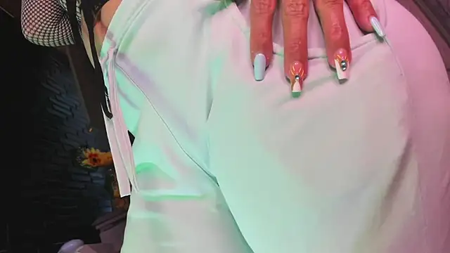 LaureenHills online show from April 7, 2026, 3:08 am