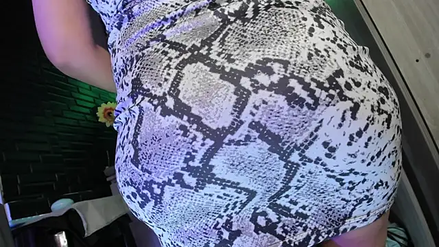 LaureenHills online show from April 14, 2026, 10:15 pm