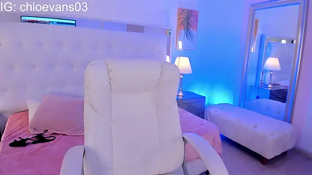 Chloe evans   online show from November 19, 2025, 11:43 am