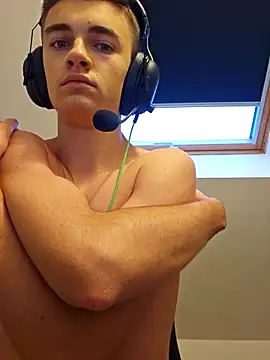 yanisyanisss online show from December 20, 2025, 3:26 pm