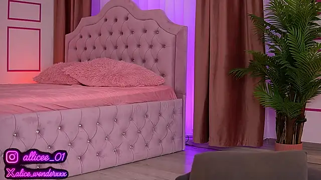 VanessaSimon online show from October 14, 2025, 6:14 am