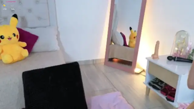 little kawaiigirl  online show from January 12, 2026, 1:45 am