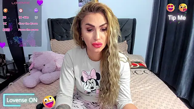 Snapshot of GlossyDiamondX chatting on January 18, 2026, 3:43 am GlossyDiamondX online show from January 18, 2026, 3:43 am