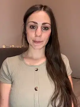 Snapshot of Loella-Rose chatting on January 1, 2025, 10:24 pm Loella-Rose online show from January 1, 2025, 10:24 pm