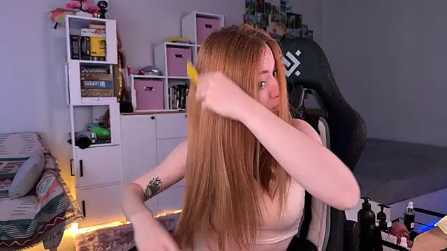 LinaWitch online show from October 25, 2025, 1:01 pm