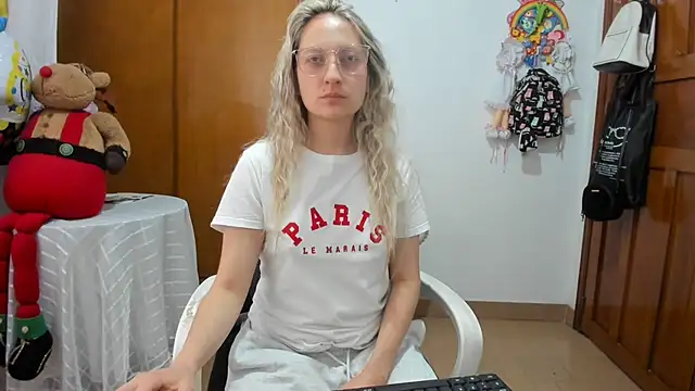 Snapshot of Adele_johnsonn1 chatting on April 29, 2026, 12:20 pm Adele johnsonn1 online show from April 29, 2026, 12:20 pm