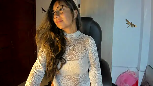 Isabellaa22 1 online show from April 15, 2026, 5:02 am