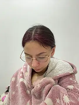 Snapshot of Bonniepark chatting on December 21, 2025, 12:18 pm Bonniepark online show from December 21, 2025, 12:18 pm