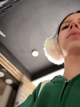 Snapshot of Bonniepark chatting on October 22, 2025, 12:37 pm Bonniepark online show from October 22, 2025, 12:37 pm