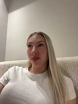 LuisaBecker online show from February 26, 2025, 6:37 pm