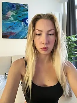 LuisaBecker online show from November 28, 2025, 1:22 pm