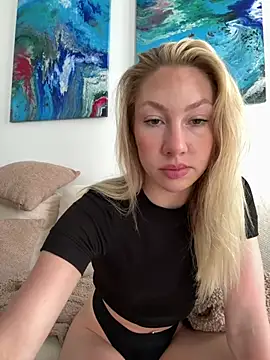 Snapshot of LuisaBecker chatting on May 12, 2026, 1:06 pm LuisaBecker online show from May 12, 2026, 1:06 pm