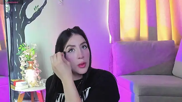  AlejaCruz  online show from November 18, 2025, 5:49 pm