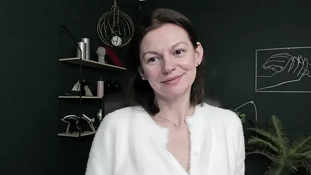 VivianWILD online show from April 13, 2026, 5:44 am