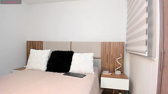 MalejaDiaz  online show from April 21, 2026, 6:58 pm