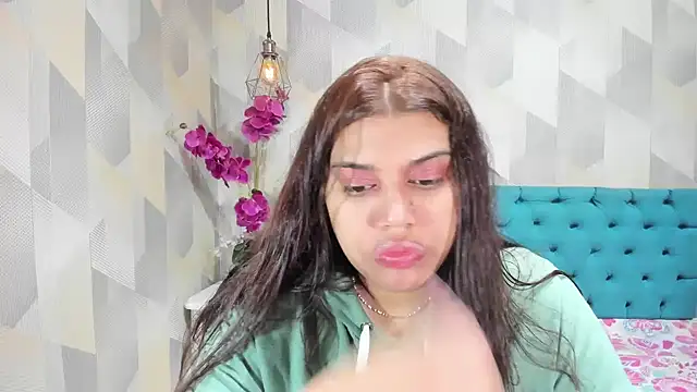 LindaBreeS online show from September 15, 2025, 4:24 am