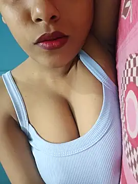 Snapshot of sexyindi_couple chatting on June 23, 2026, 7:28 am sexyindi couple online show from June 23, 2026, 7:28 am